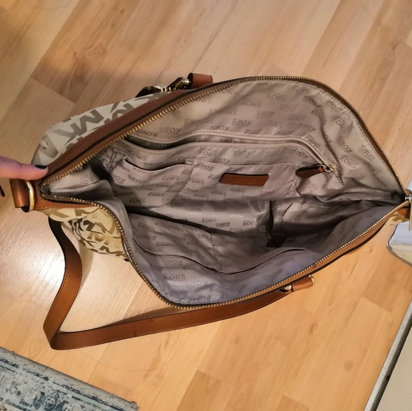 Micheal Kors two way purse - Picture 3 of 4